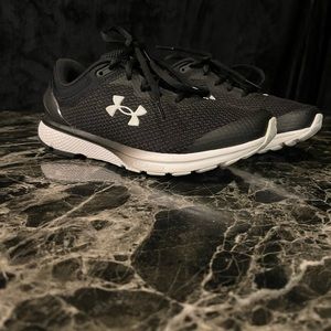 Under Armour Charged Escape size 6